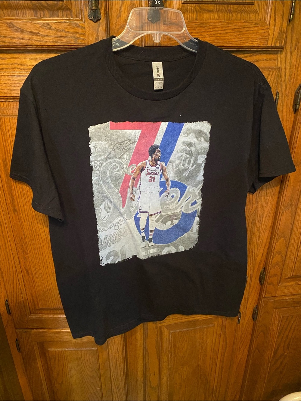 Gildan Black Short-Sleeve Basketball Player Graphic Tee with Red & Blue Accents